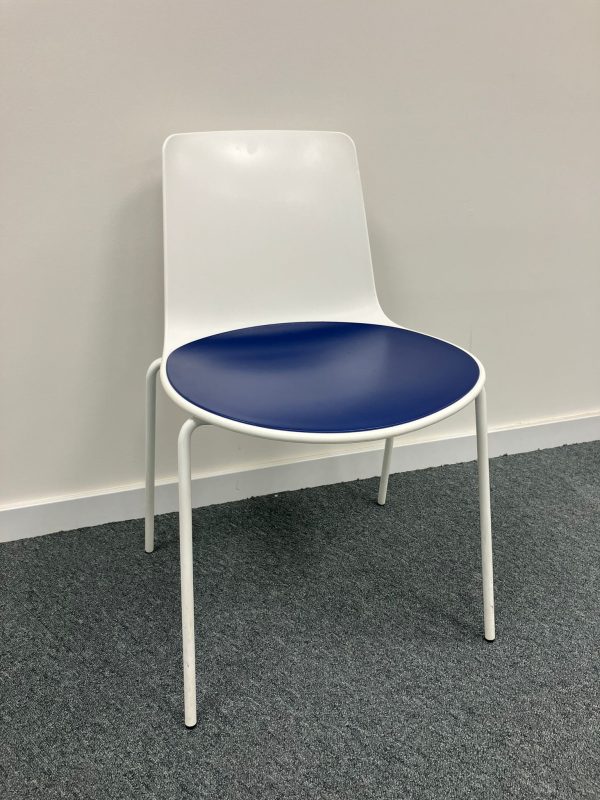 silla-lottus-oficina-blanca-azul-segunda-mano-barcelona