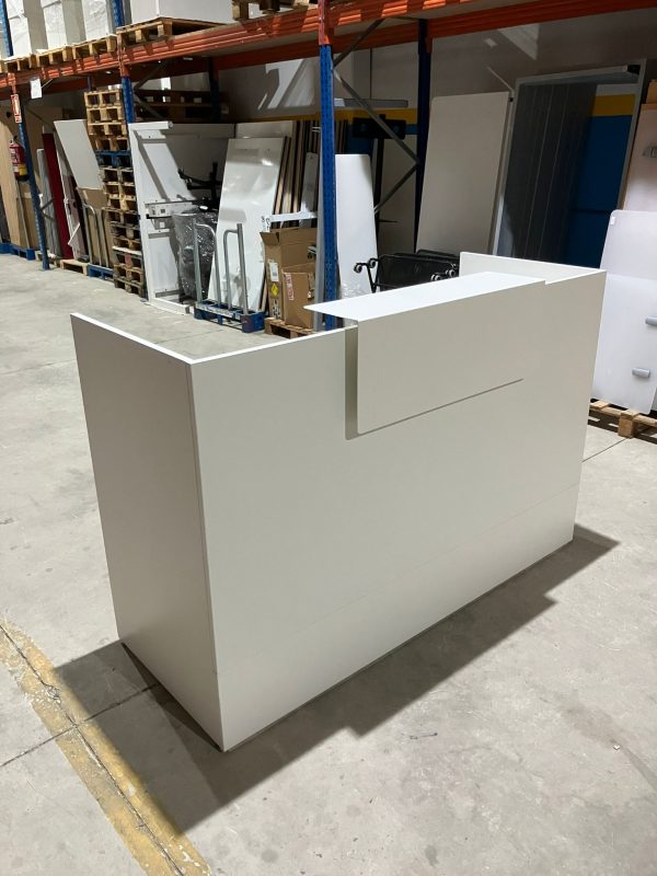 mostrador-blanco-madera-recepcion-oficina-segunda-mano-barcelona